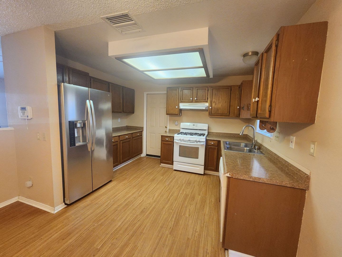 Corner Lot 2 Bedroom w/ 2 Car Garage – photo 5