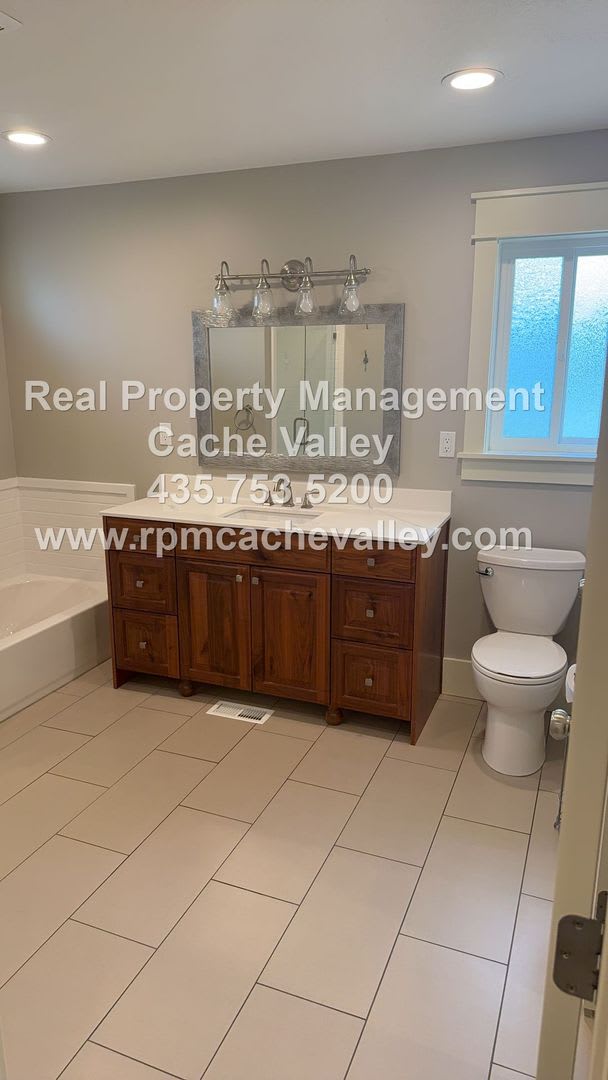 Stunning 4 Bed house in Hyde Park! Available for immediate move in! – photo 3