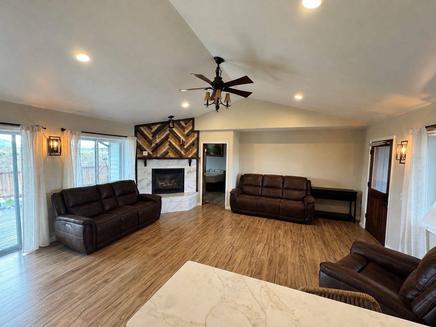 Spacious 4 Bed Home with Finished Basement, Solar, Sauna, Pool Table & Fenced Yard – photo 4