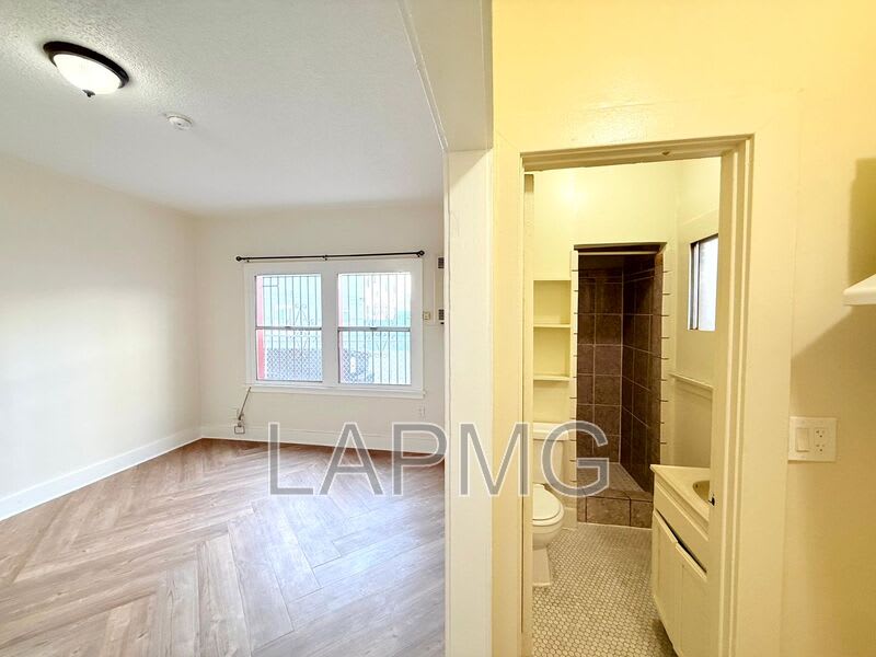 1614 N. Kenmore Avenue – photo 4