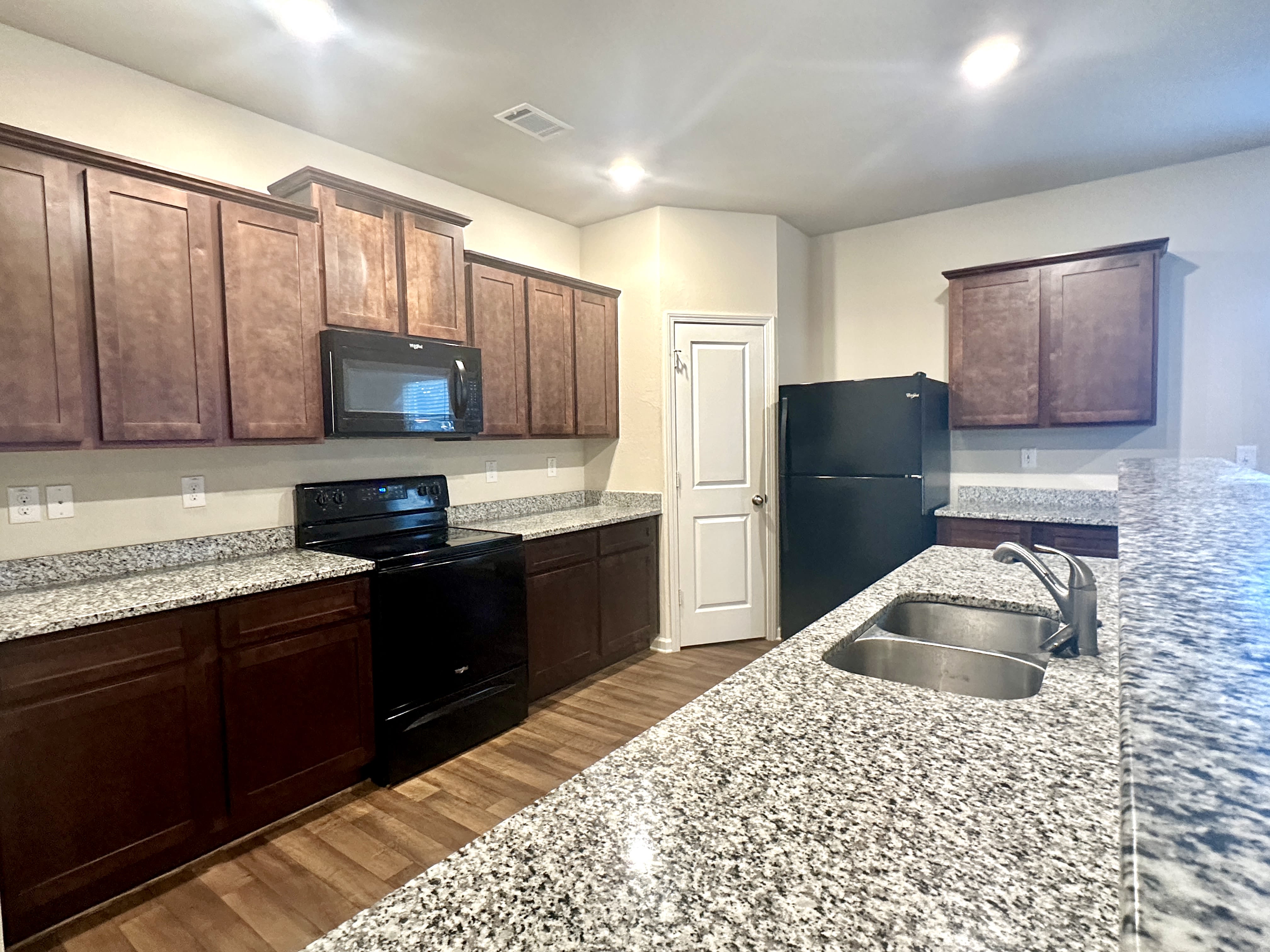 916 Independence Ave – photo 4