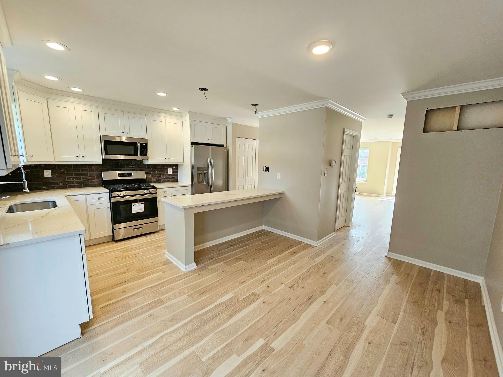 750 E MARSHALL Street – photo 3
