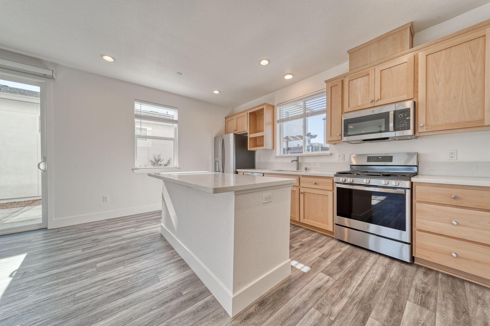 3 Bed / 2.5 Bath Home with 2 Car Garage + Yard Available Sept. 21st – photo 2
