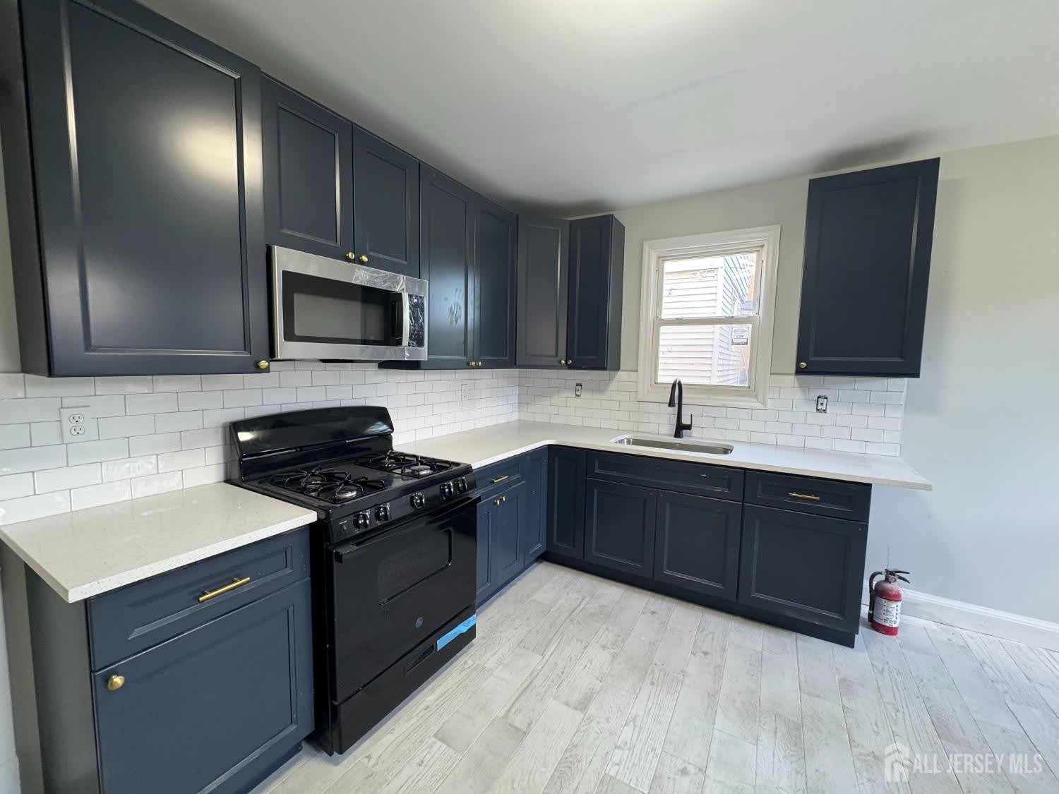 266 Sandford Street – photo 2