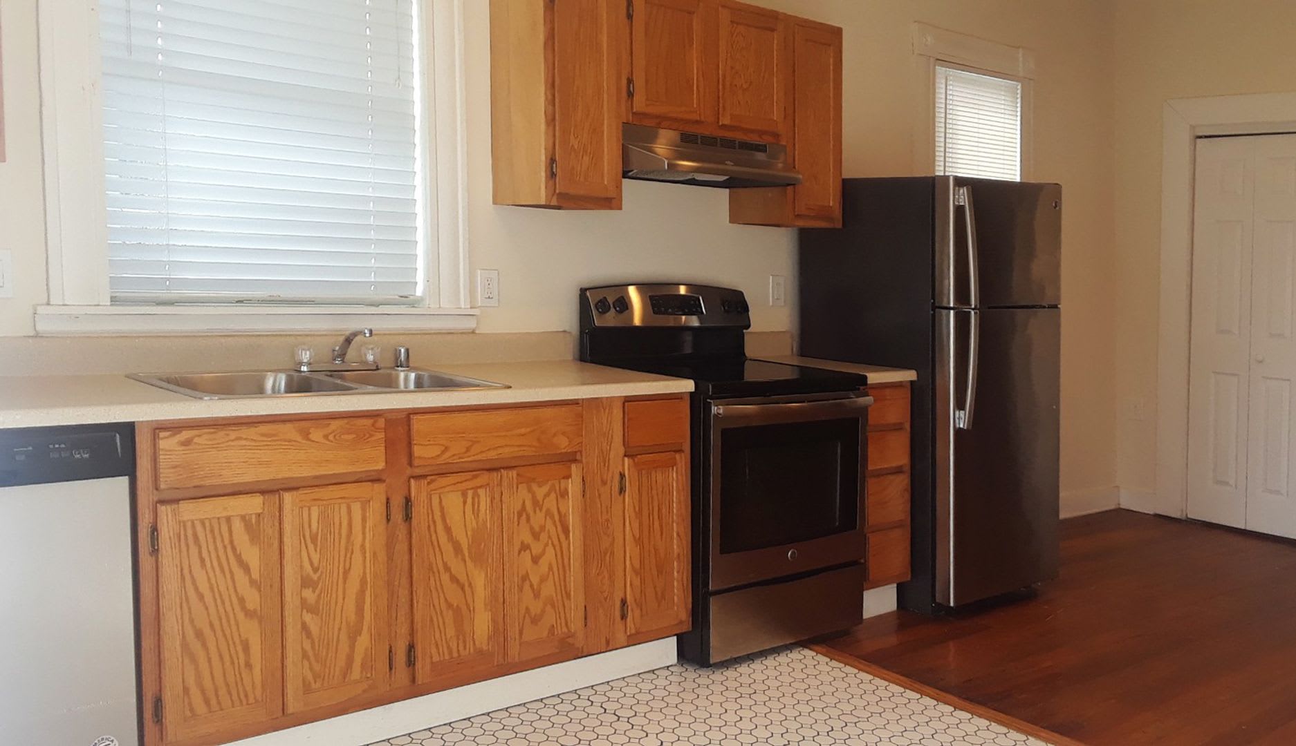 Vintage, Renovated SF House! High Ceilings, HW Floors, Covered Porch, Off-Street Parking! – photo 3
