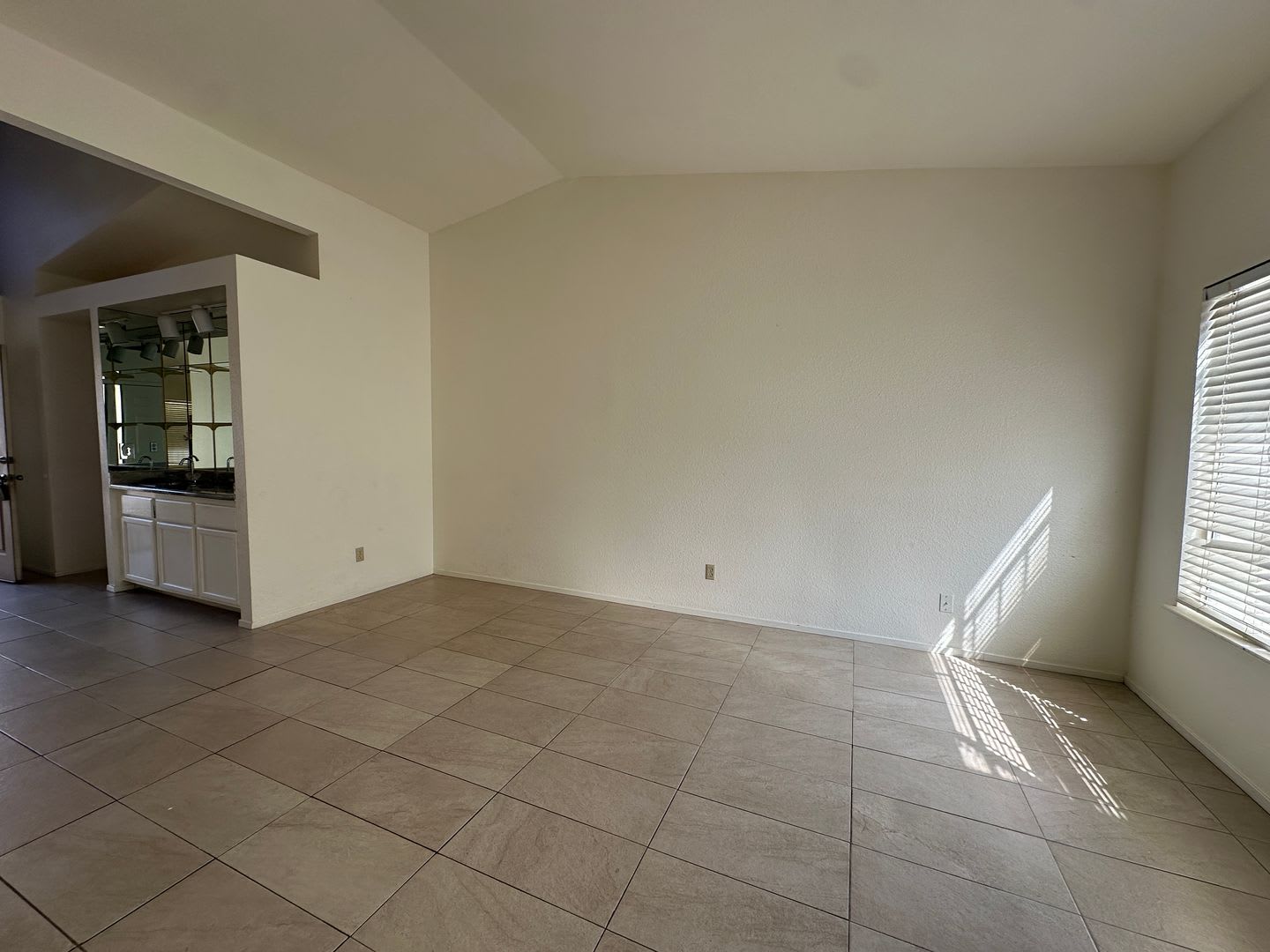 Great location. 3 bedroom single story Las Vegas home for rent. – photo 4