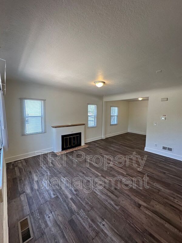 814 20th St – photo 2