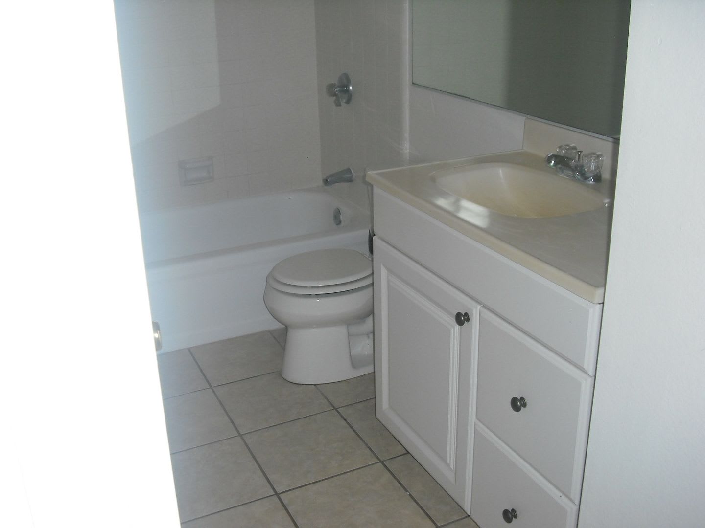 Lovely 2 bedroom Penthouse Condo with garage & pool – photo 3
