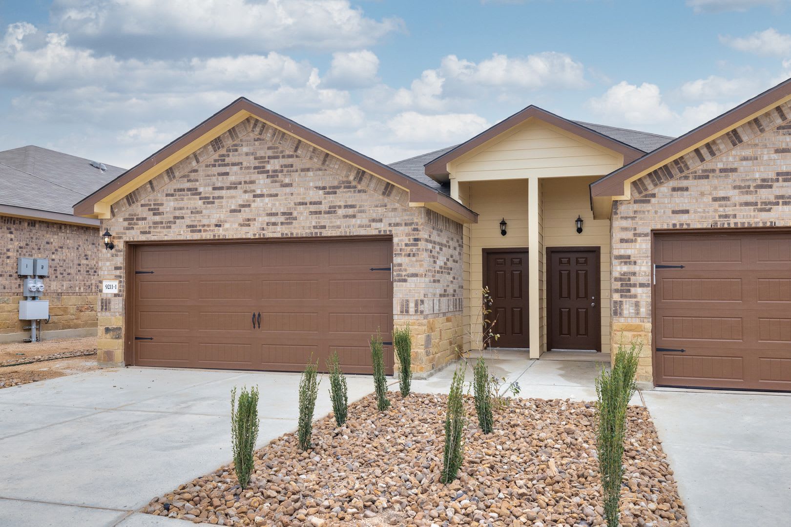 AVAILABLE NOW! GORGEOUS 3 BEDROOM DUPLEX LOCATED IN CONVERSE, TX! – photo 2