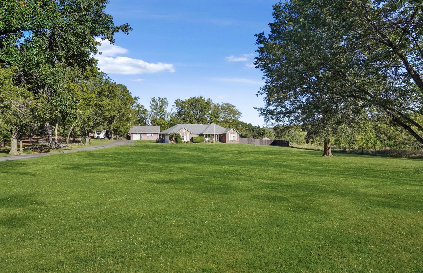 Private on 1.2 acres 3/2.5 bath w/2 car garage/20x30shop &pool – photo 5