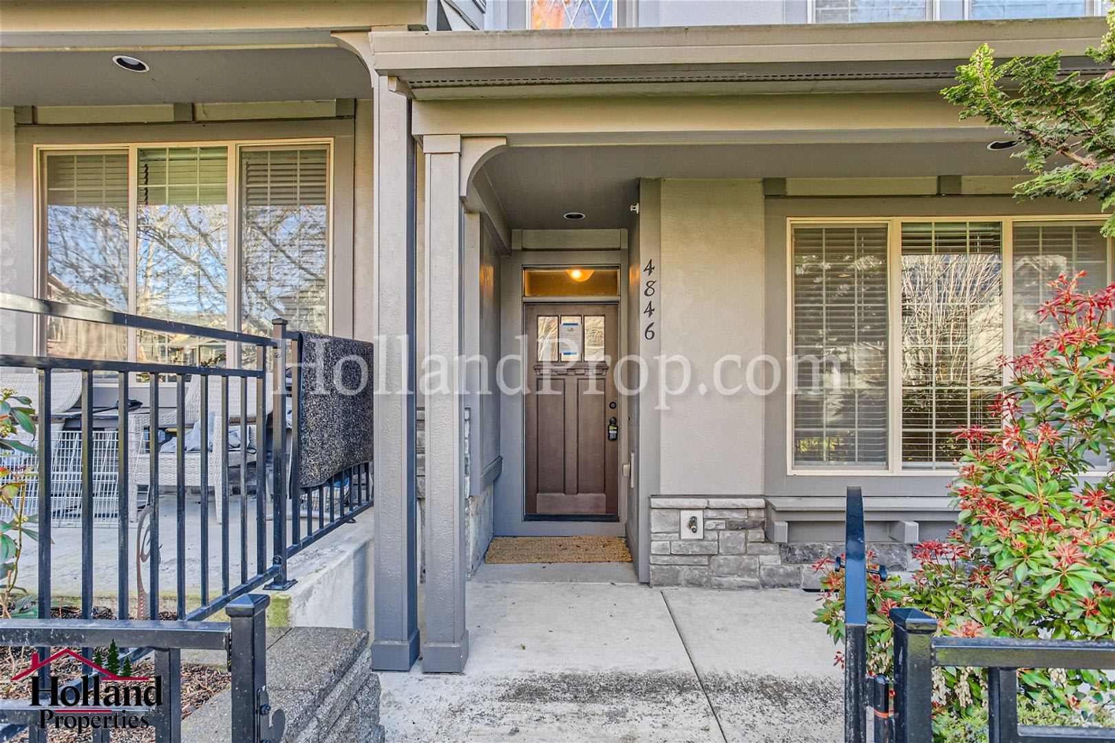 Elevated Two-Level Living with Modern Comfort &amp; Style – photo 3