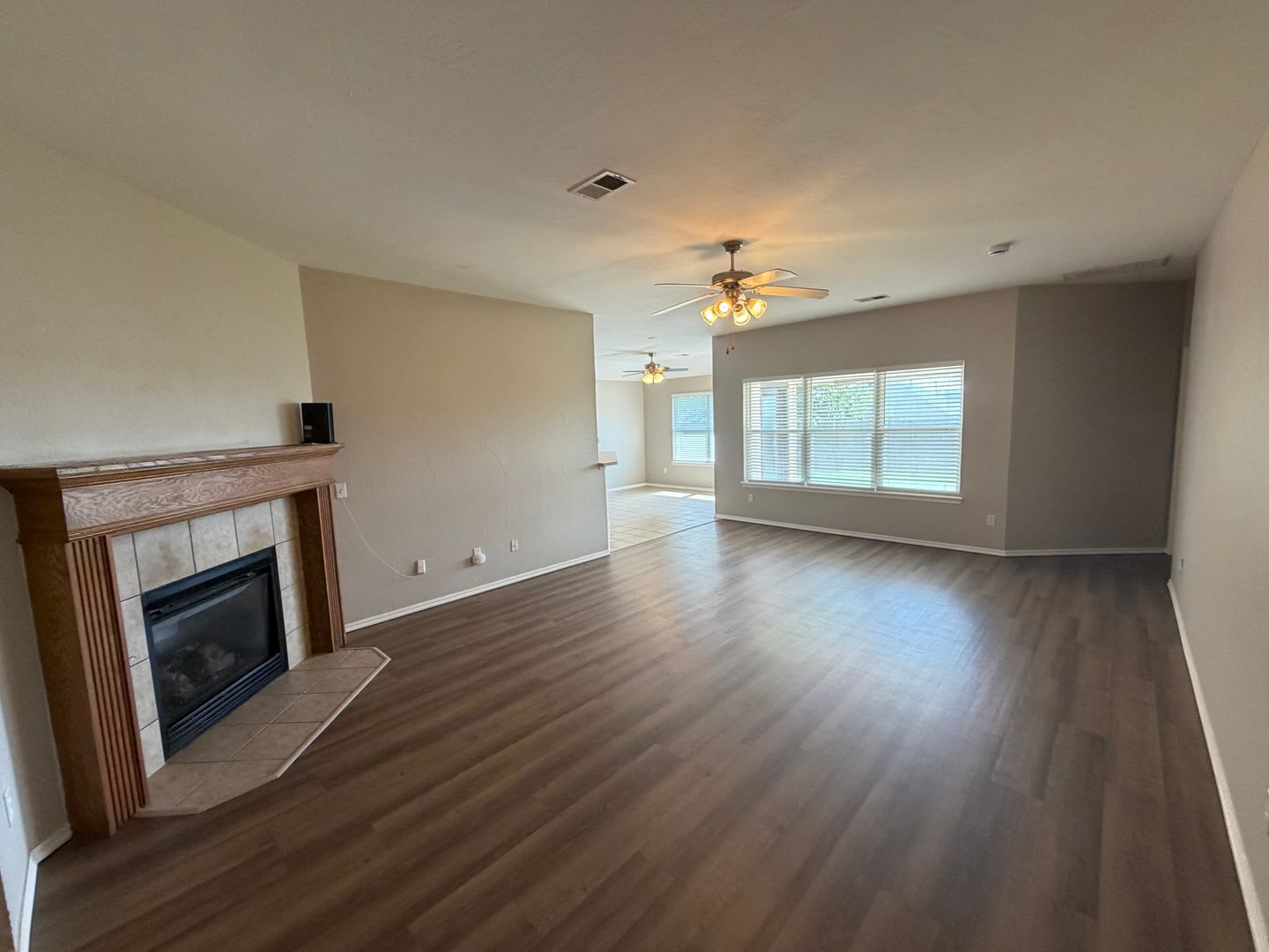 3 Bed 2 Bath Home in Mustang – photo 3