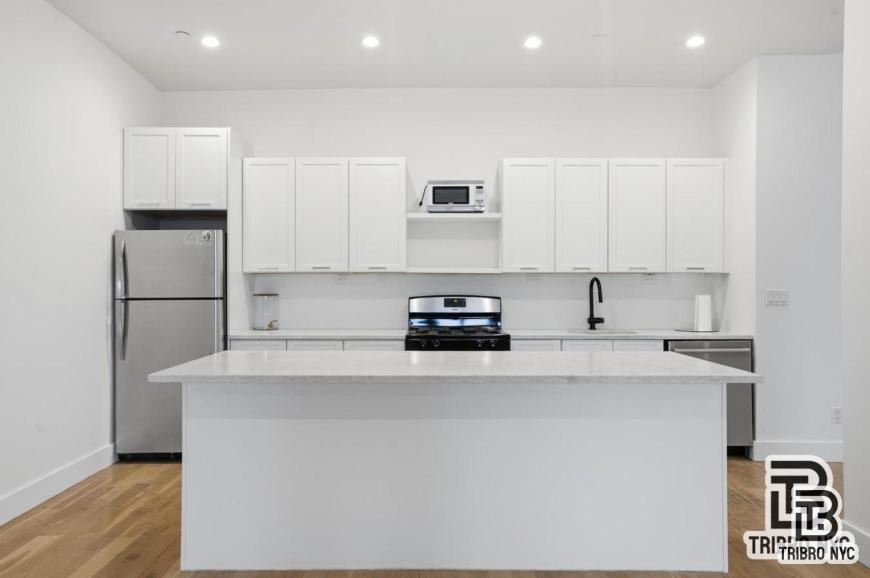 496 Broadway – photo 2