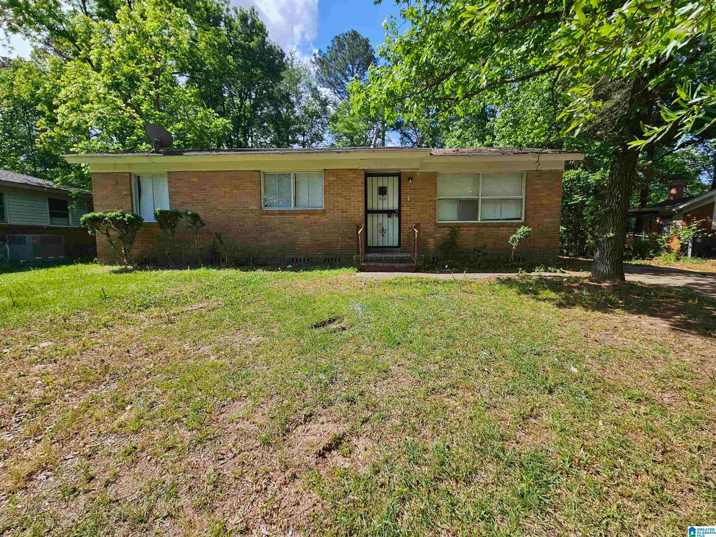 Charming 3 Bedroom Home With Spacious Yard Your Dream Living Space Awaits – photo 1