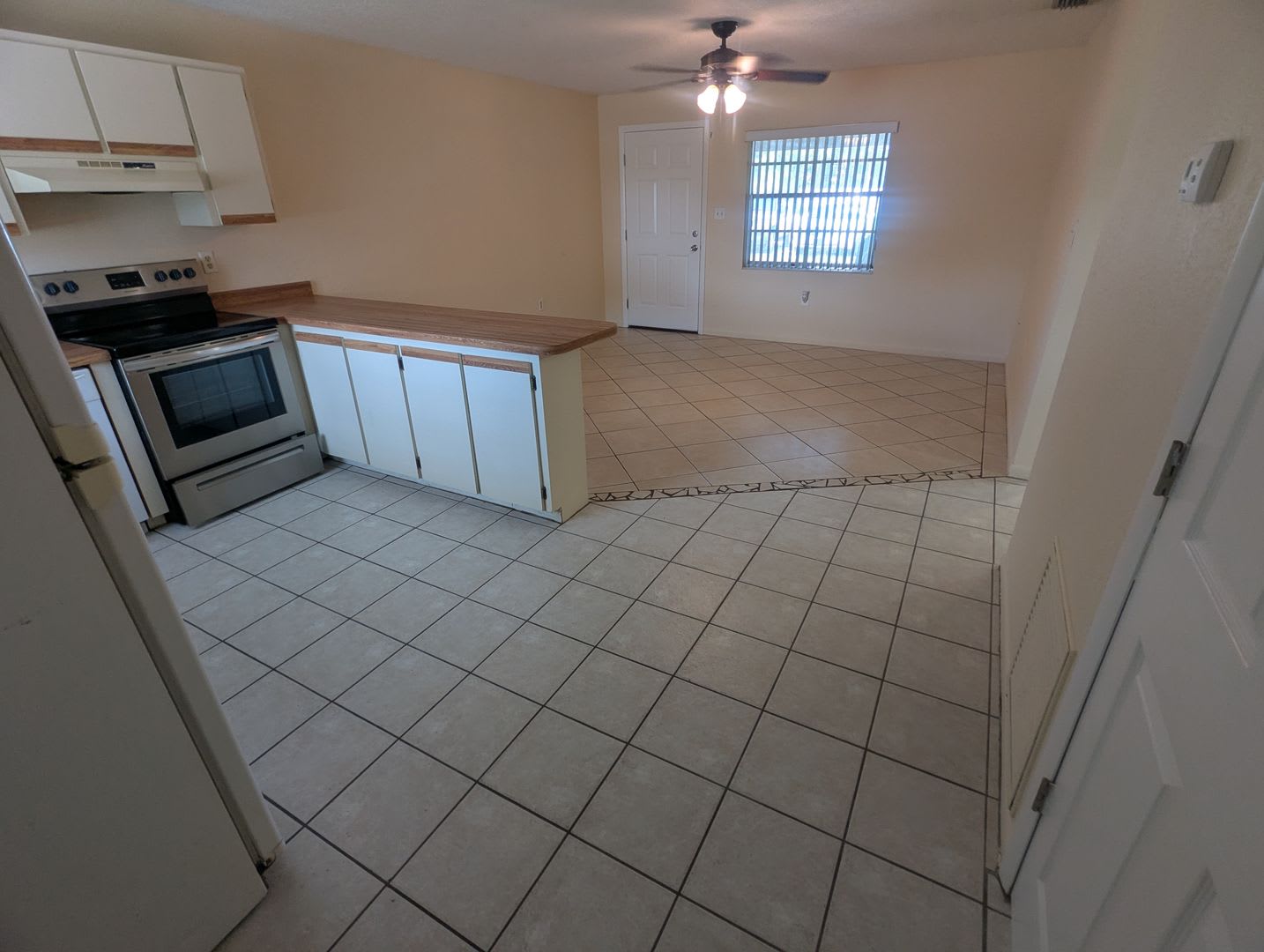 Spacious 2-Bedroom, 1-Bath First-Floor Apartment for Rent. Furry friends welcome! – photo 3