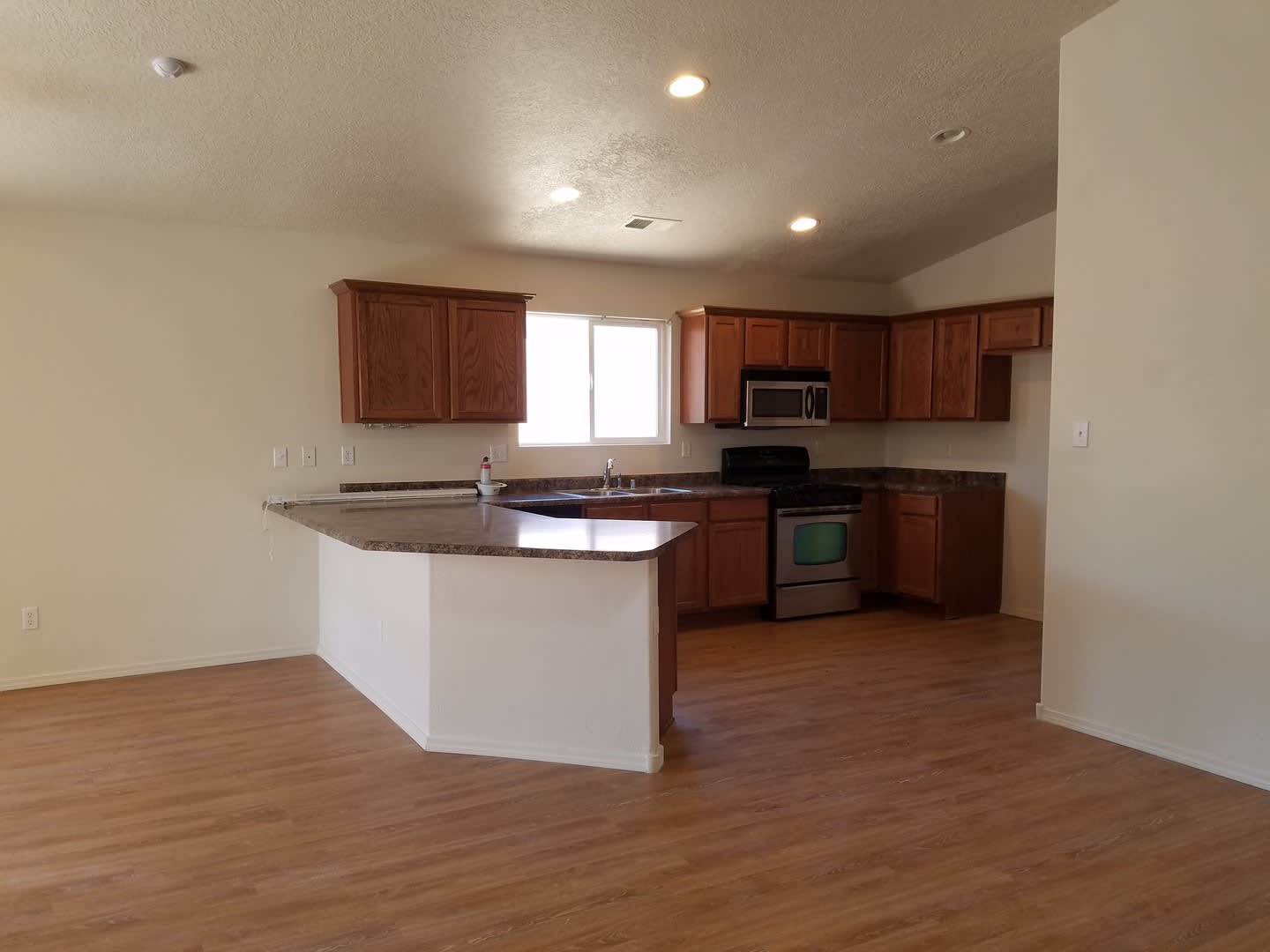 3 Bed 2 Bath 1400 Sq Ft Home In Huning Ranch New Carpet – photo 4