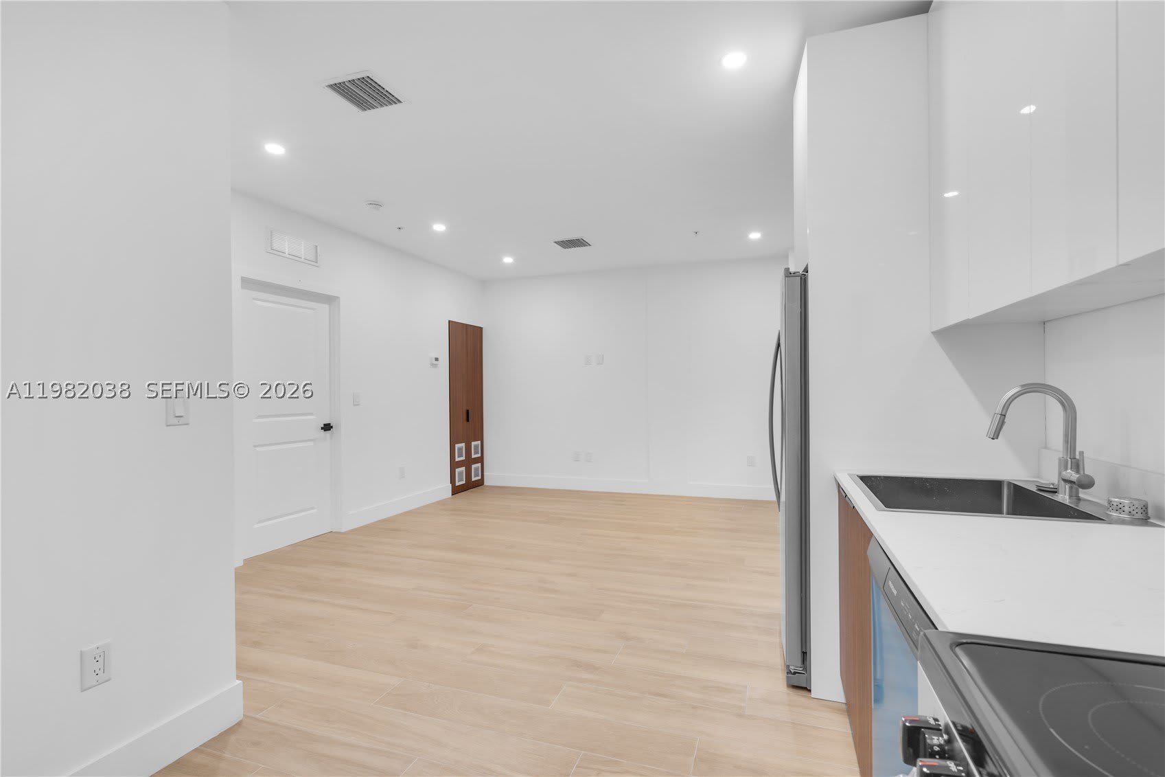 1037 Nw 2Nd St – photo 4