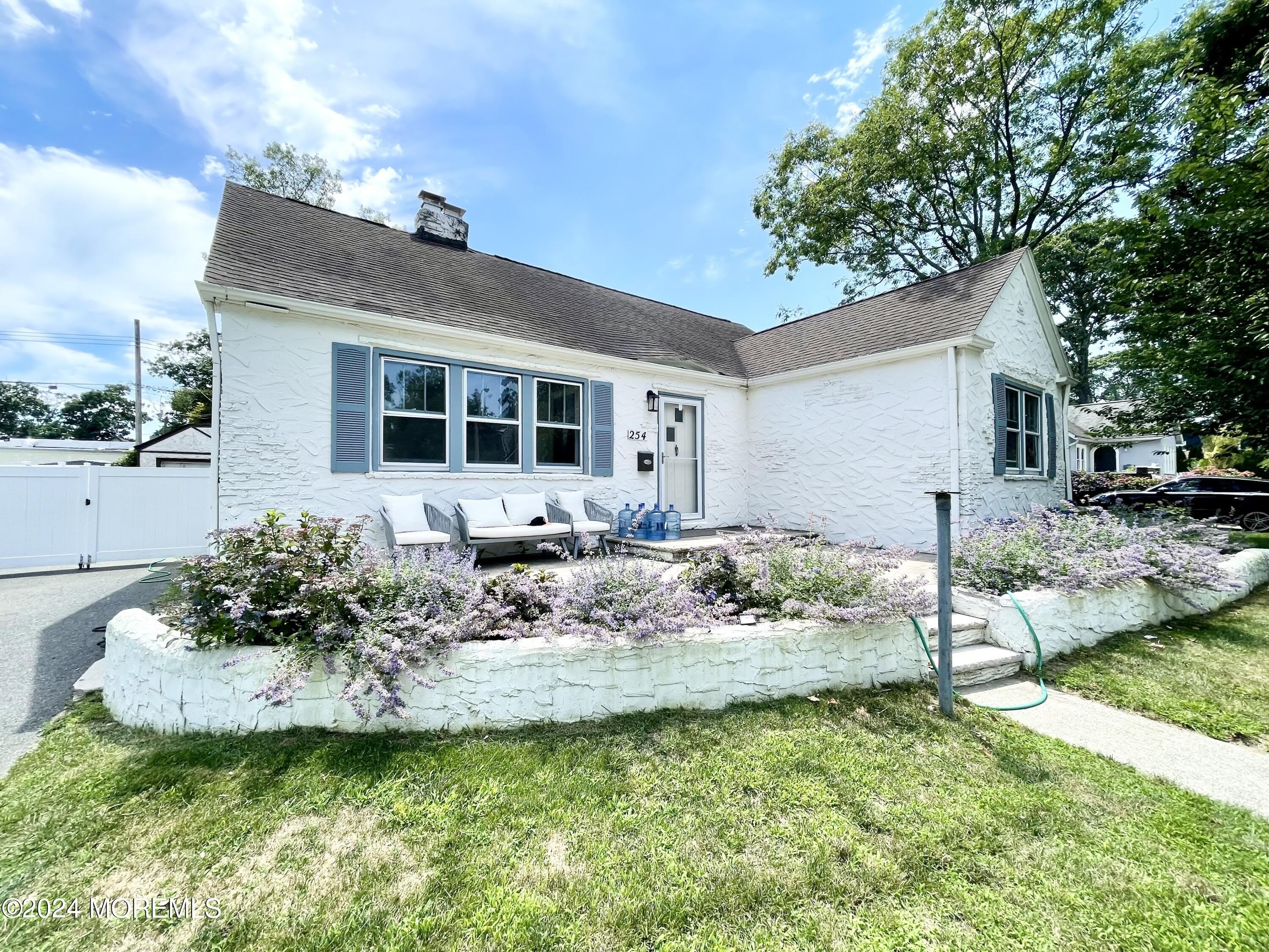 254 Lawrence Avenue – photo 2