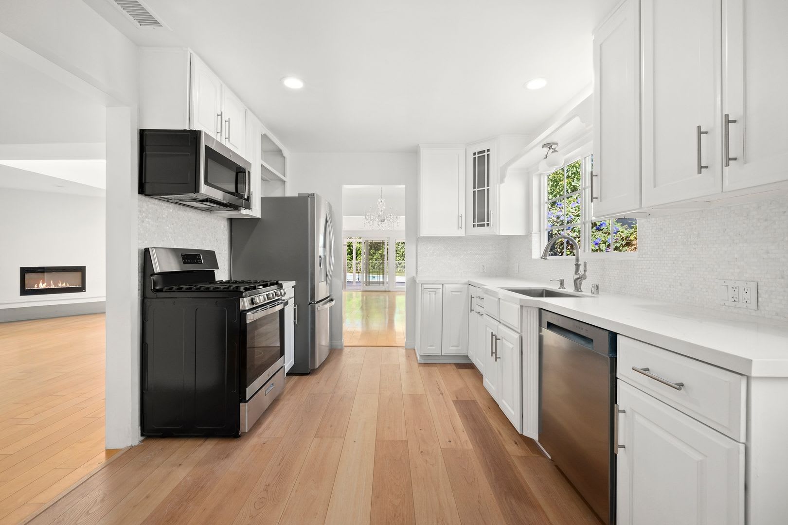 Renovated Tarzana Pool Home Near Ventura Boulevard – photo 4