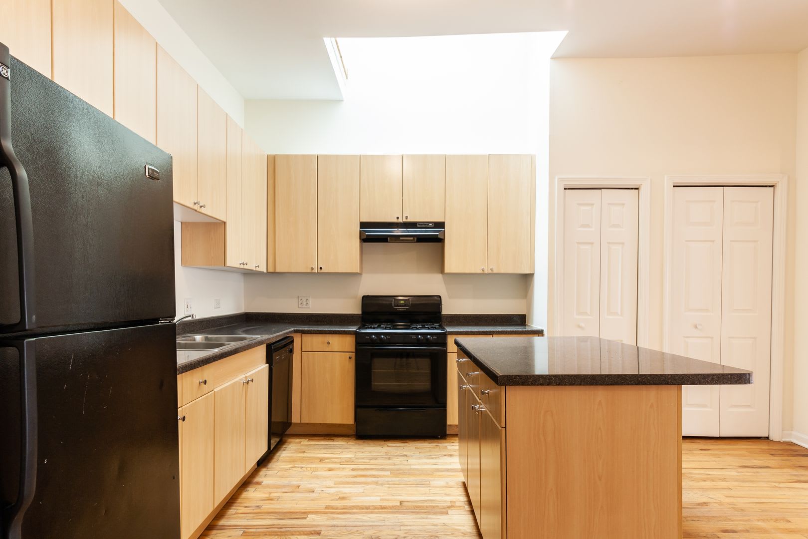 Huge 3Br 2Ba Duplex Up Close To Blue Line With In Unit Laundry – photo 2