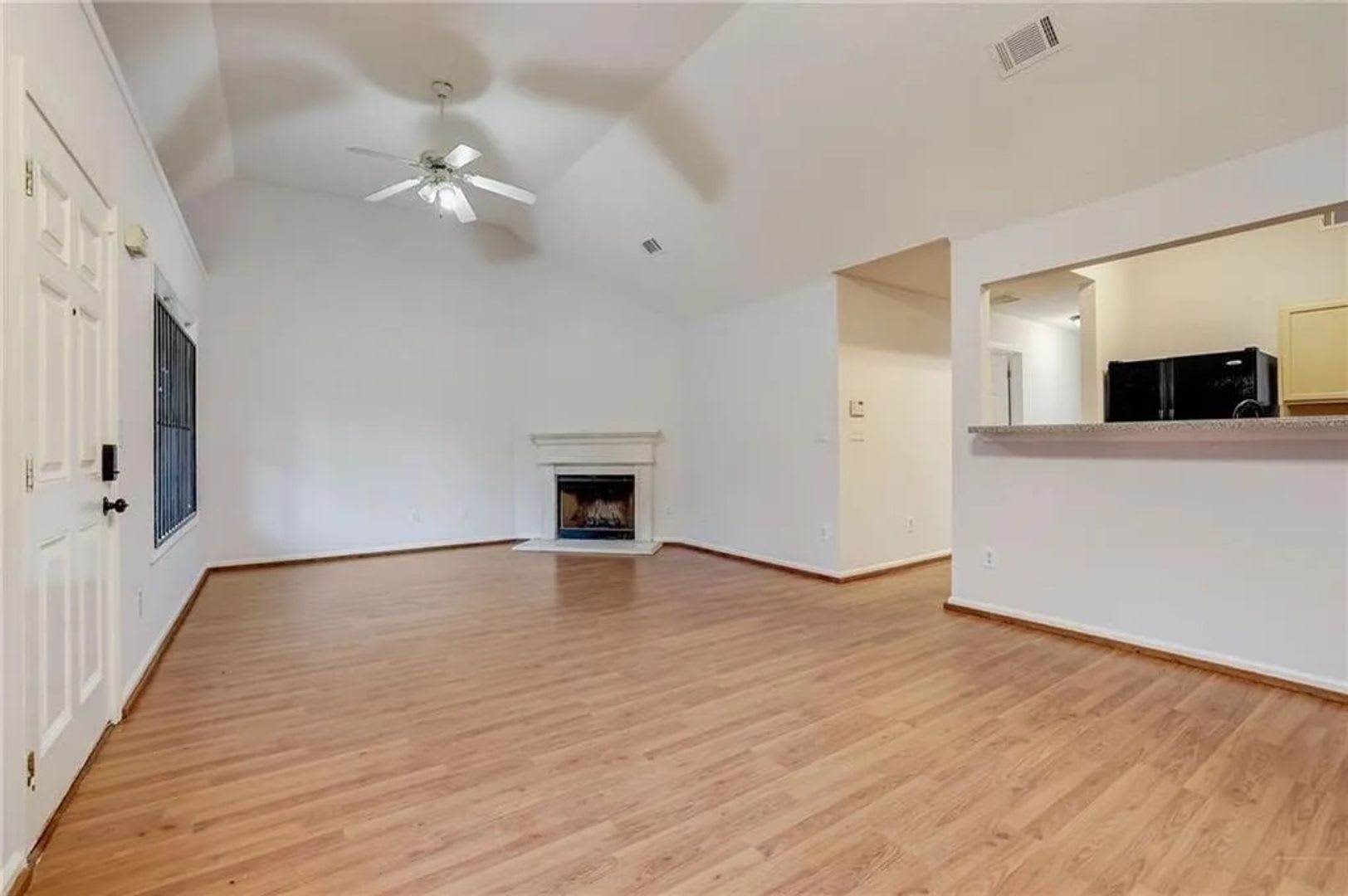Room in 3 Bedroom Home in Union City – photo 2