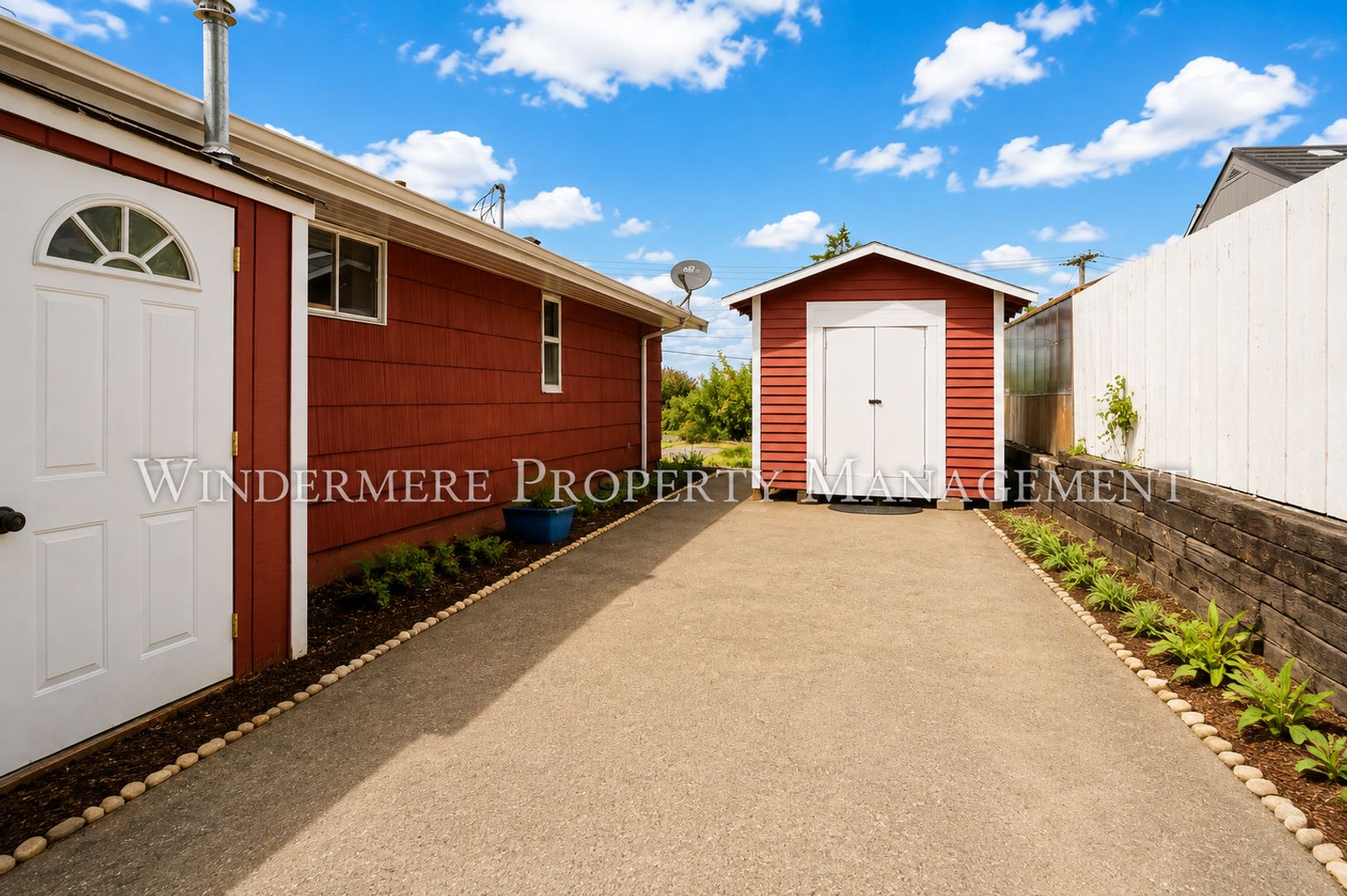 Three Bed Rambler on large fenced corner lot with patio – photo 2