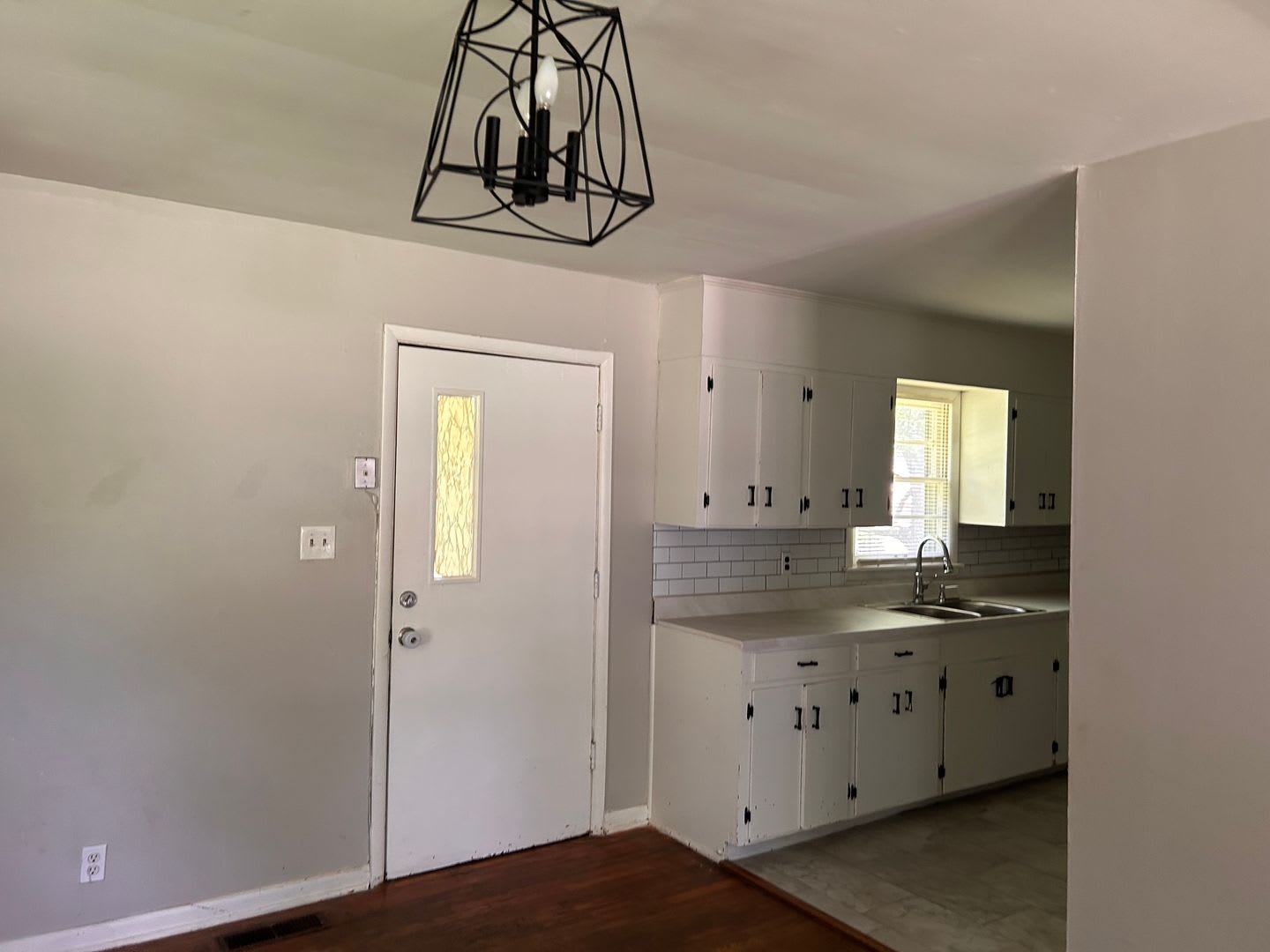 3br 1Ba and a large back yard with move in special! – photo 1