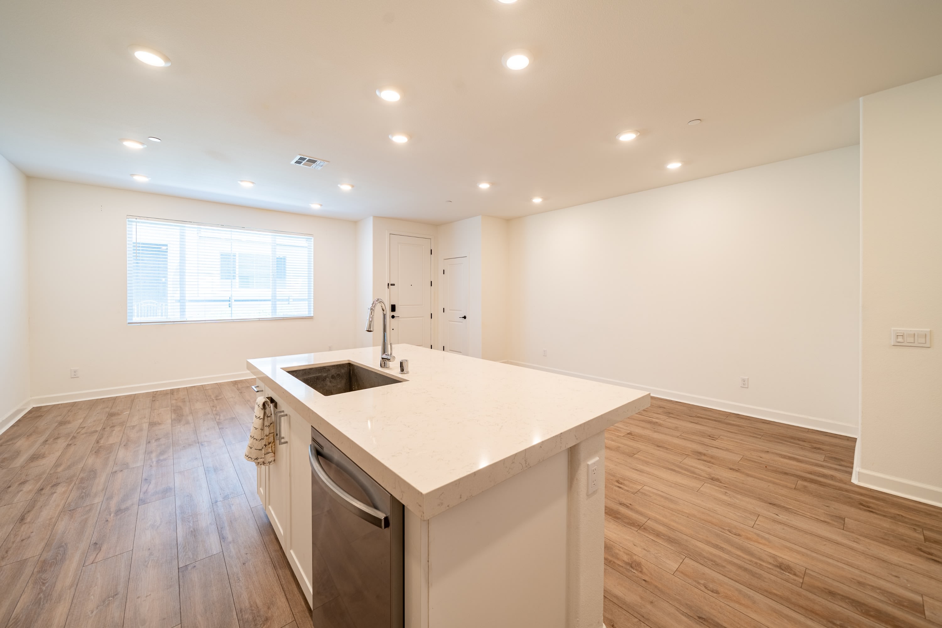 828 Mateo Street – photo 5