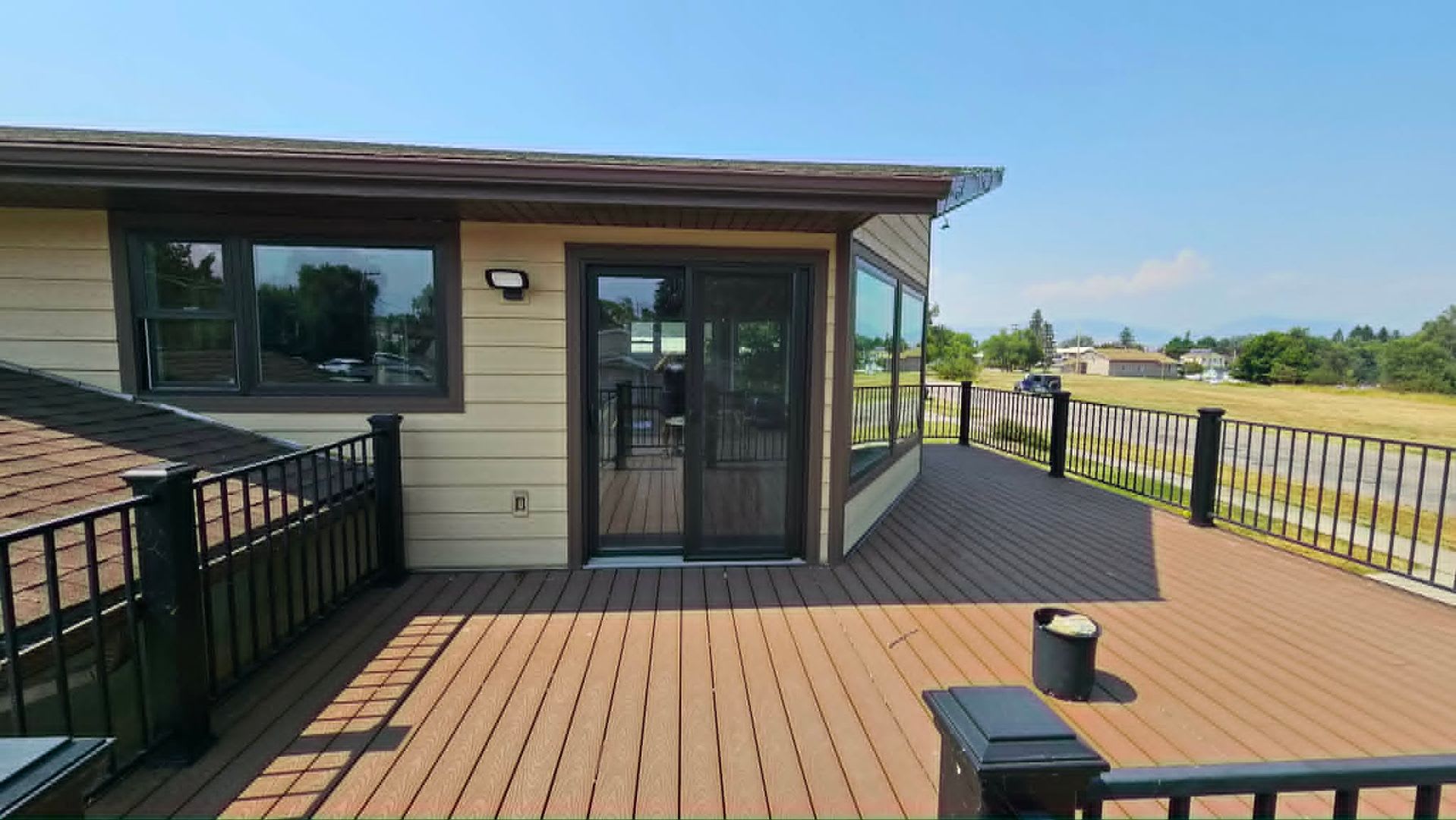 Corner Lot House With Lake Views – photo 3