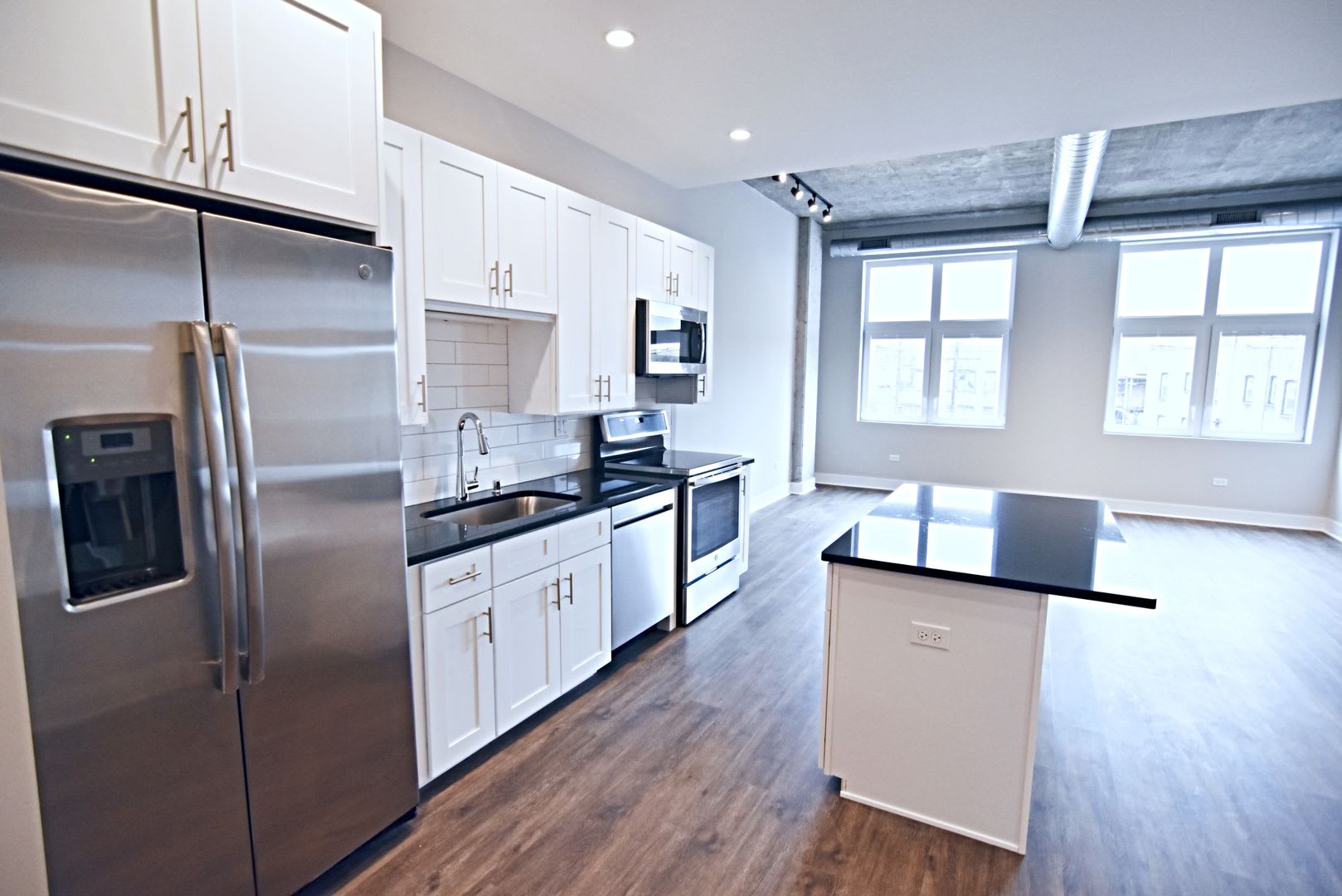 3833 N Broadway – photo 5
