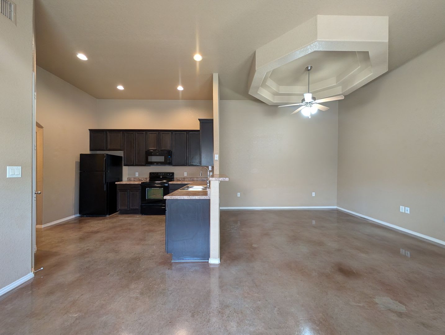 3/2/1 Duplex w/ Stained Concrete Floors Throughout! Refrigerator Included /Fenced in Yard / CISD – photo 5