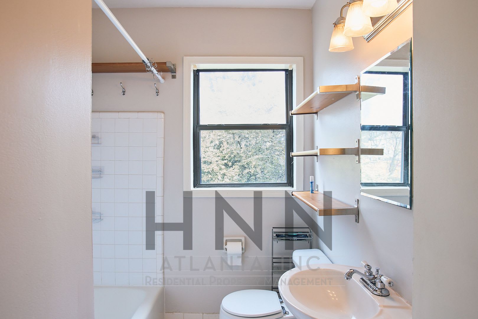 Bright Top Floor 2 1 Condo In Prime Midtown – photo 4