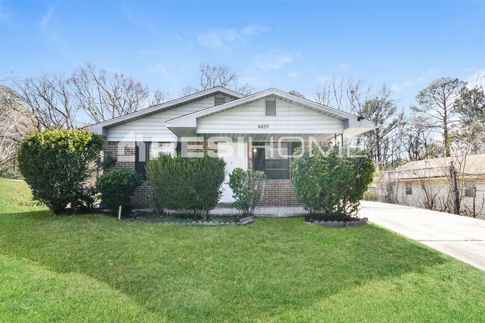 4429 43rd Avenue North – photo 1