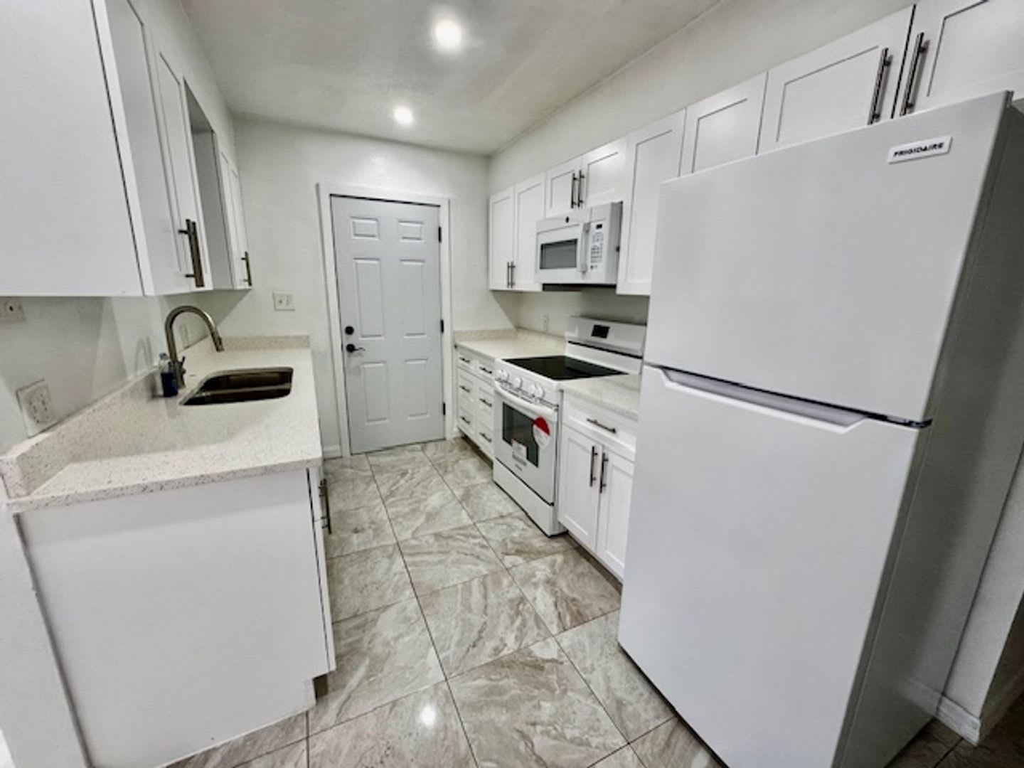 2 bedroom 1.5 bathroom First Floor Condo in Cape Coral – photo 4