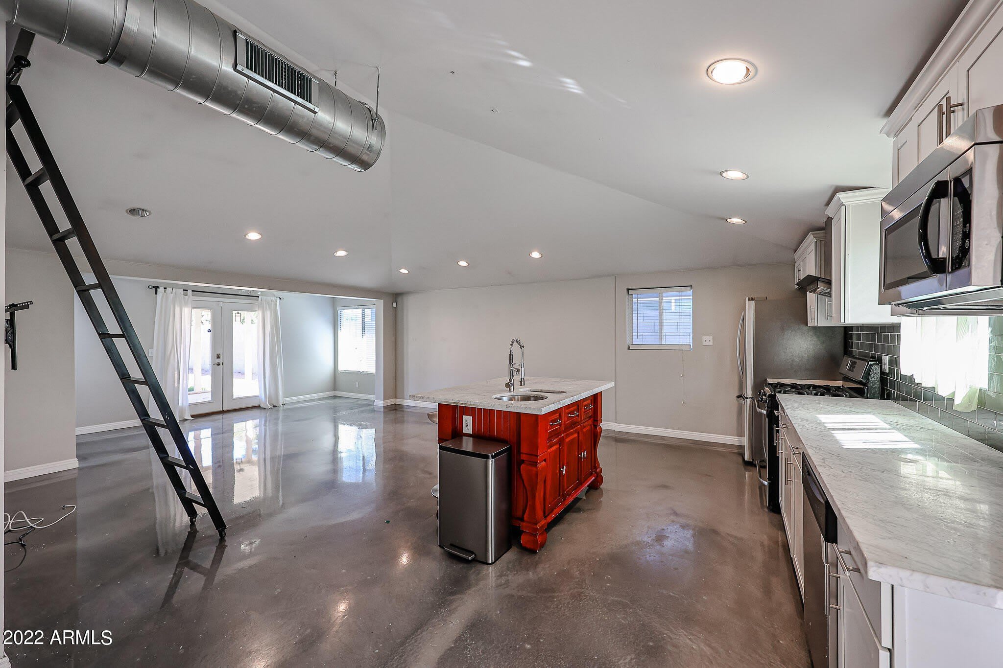 1034 E ELM Street – photo 2