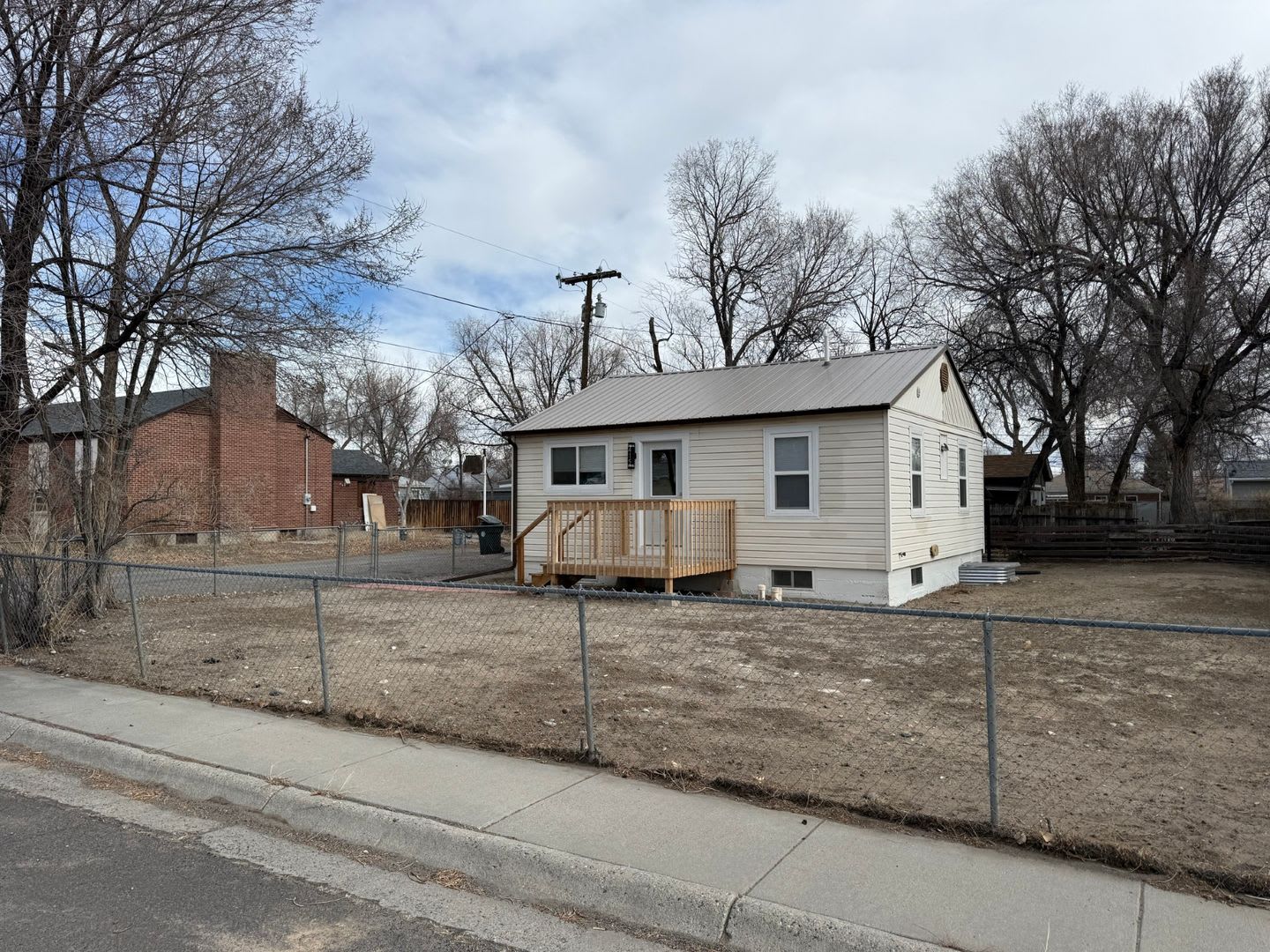 3 Bedroom 1 Bath Beautiful House with Fenced Yard & Garage – photo 3