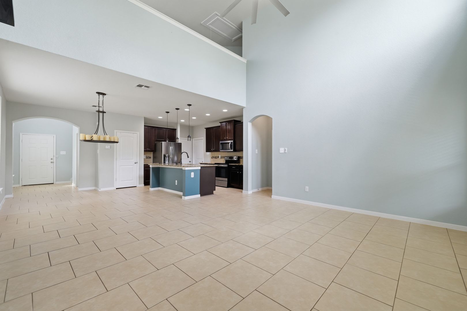 ***MOVE-IN SPECIAL: ONE WEEK FREE***Stunning Two-Story Home in Wolf Creek – photo 5