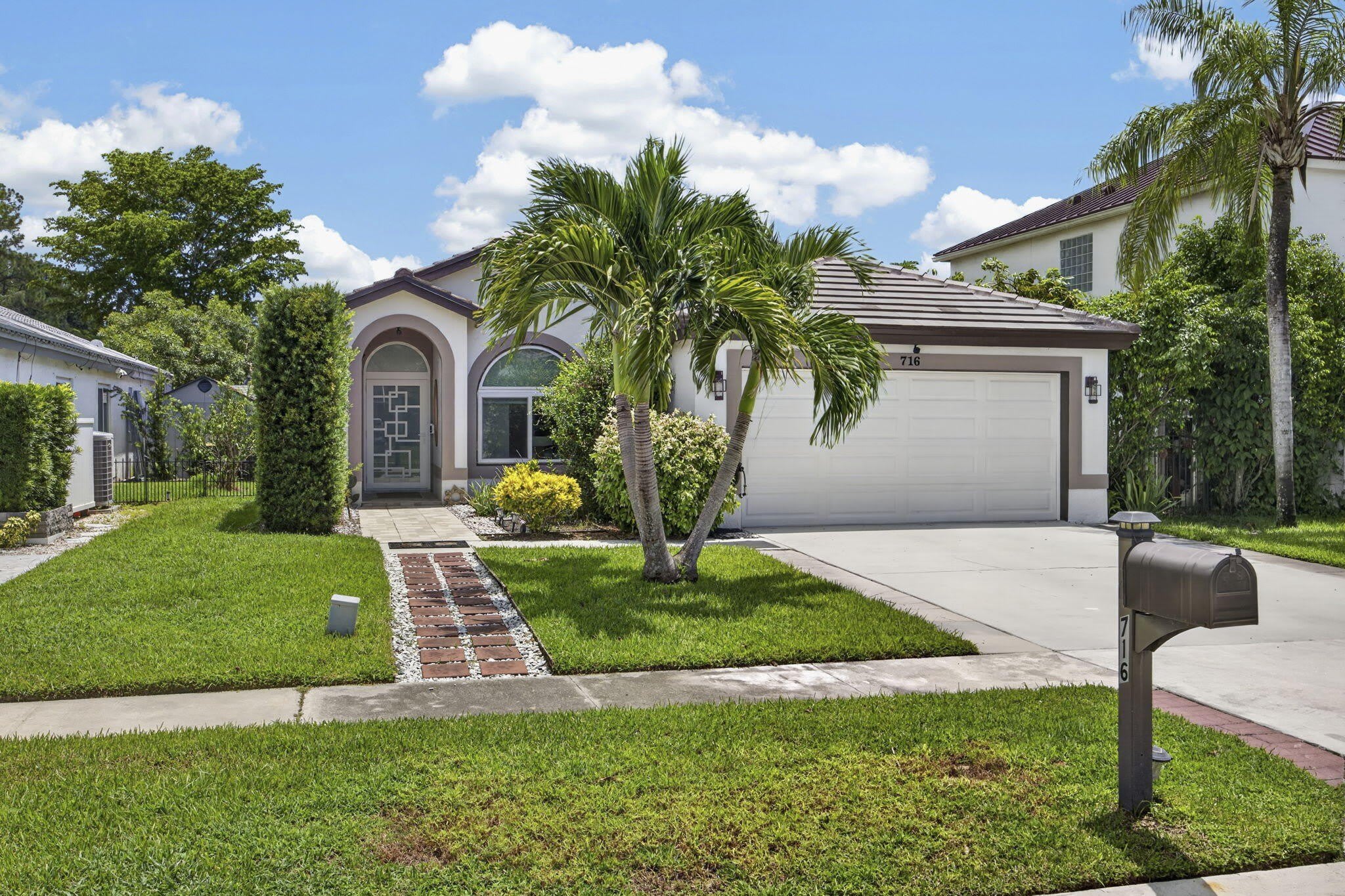 716 Lake Wellington Drive – photo 3