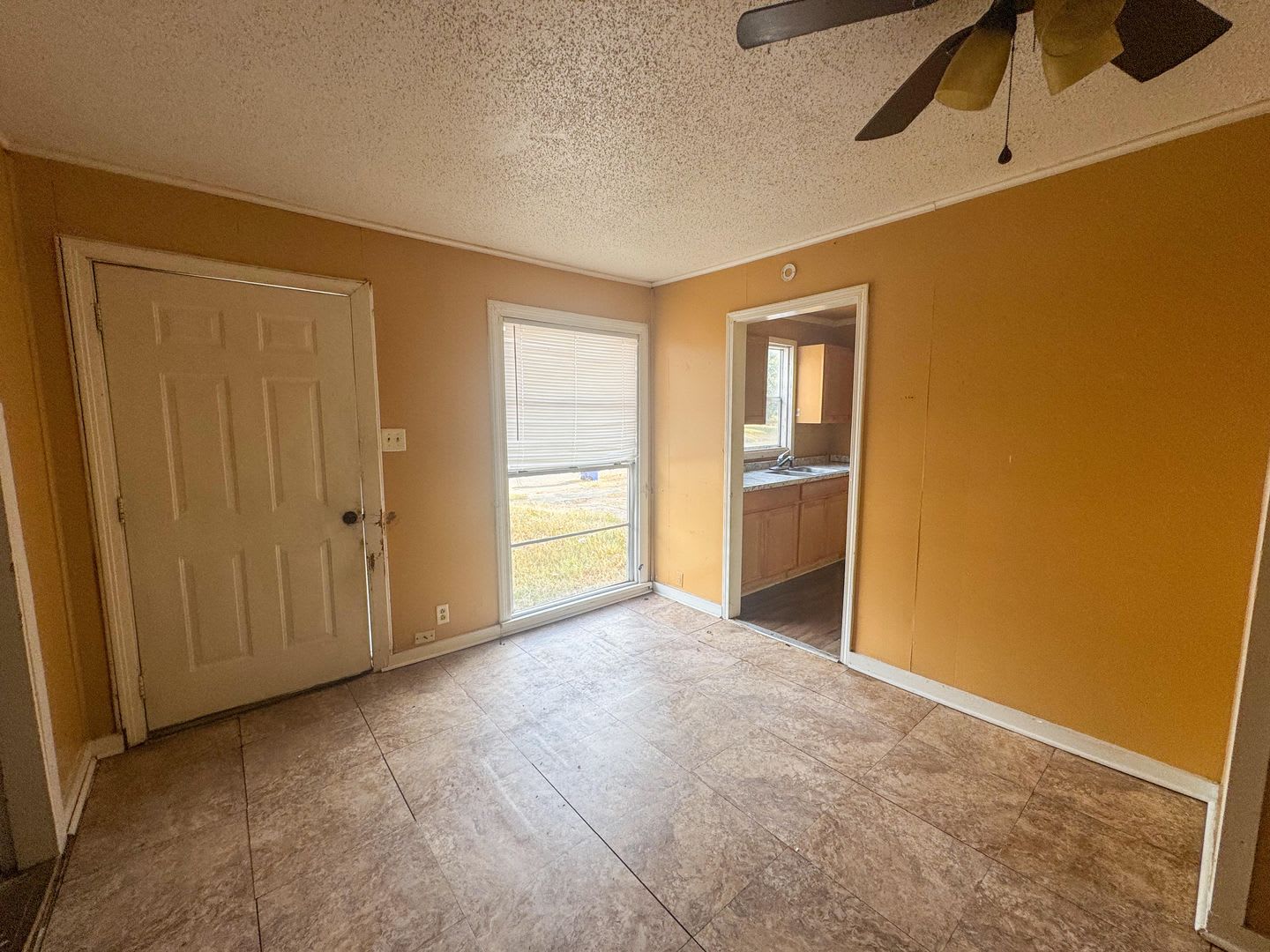 Spacious 3 Bedroom Home with Central AC – photo 5