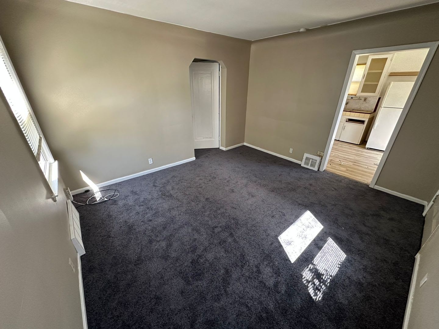 Beautiful Bungalow with Finished Basement and Garage – photo 4