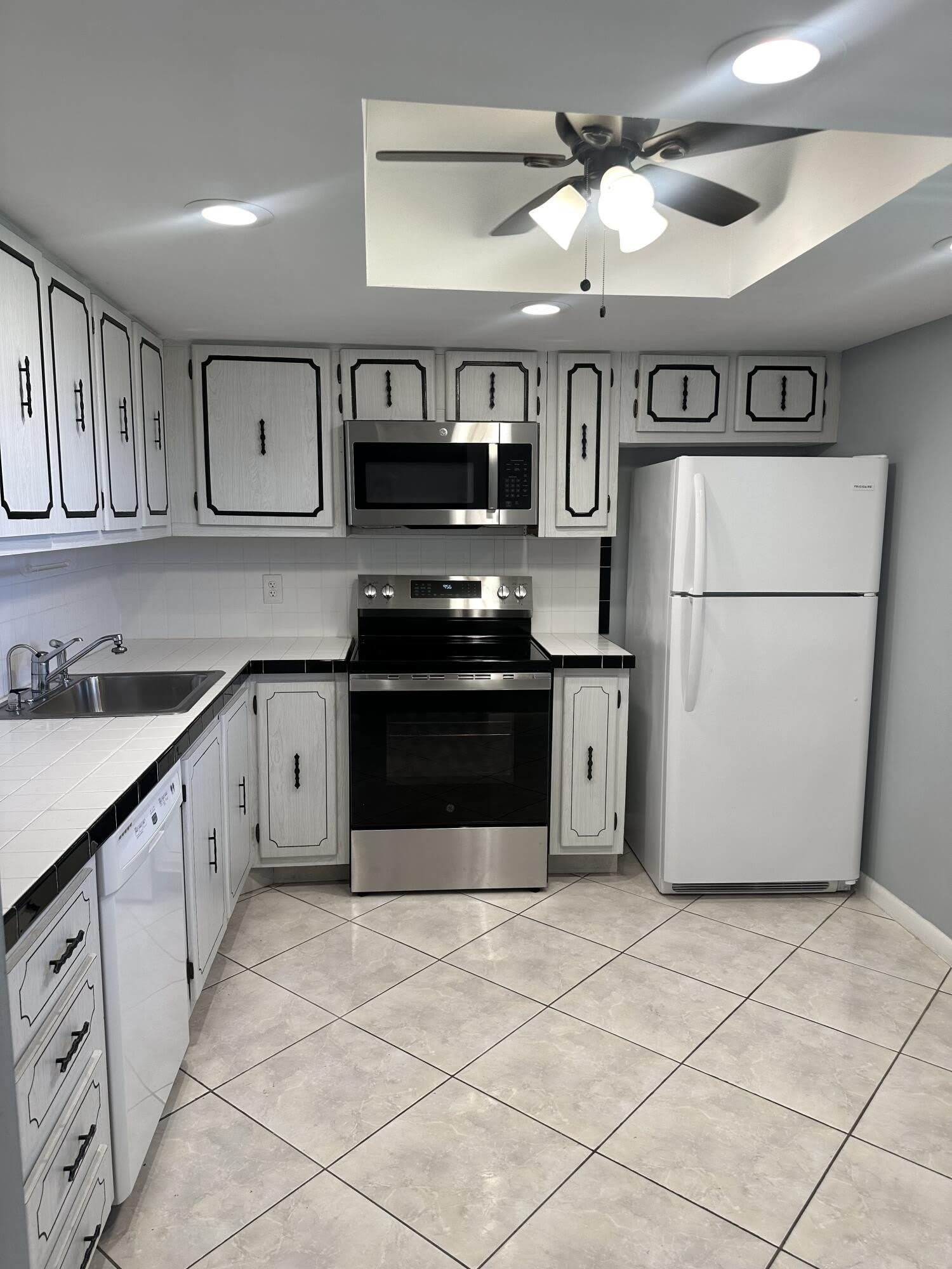2600 NE 1st Lane – photo 2