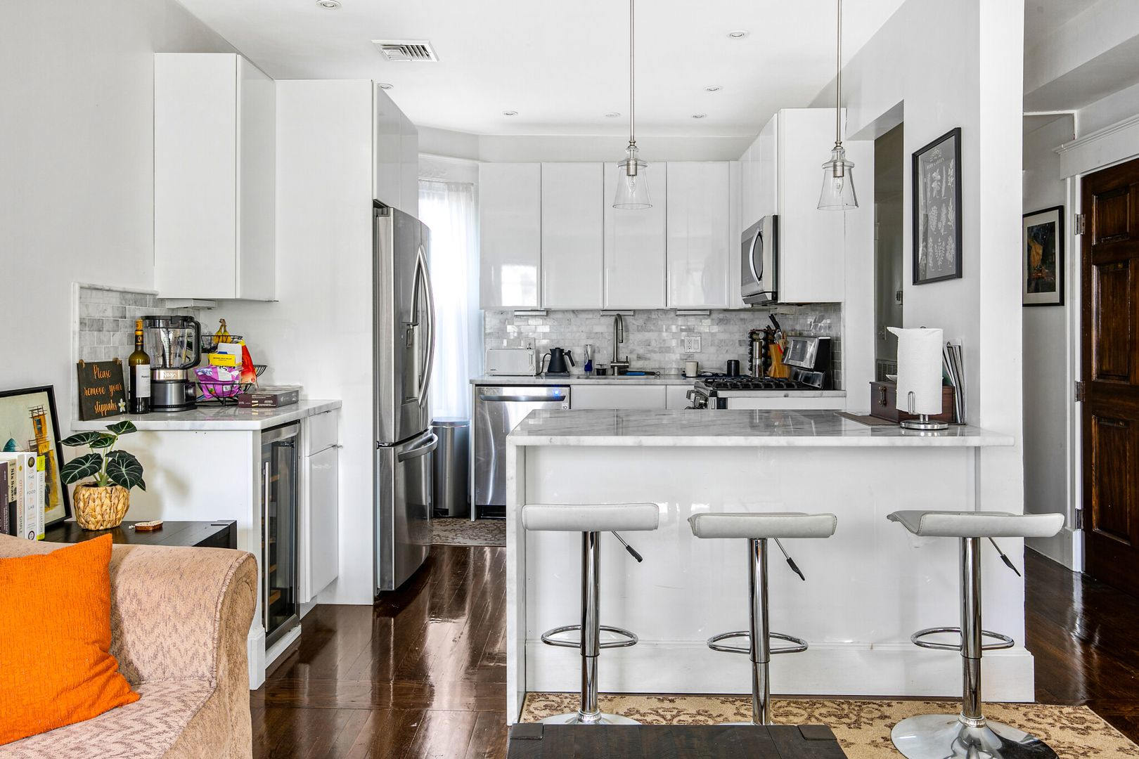 Gorgeous 2 bed condo in Brookline! – photo 3