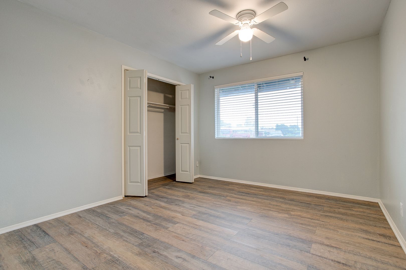 Newer Paint Newer Flooring Pool Close To Gcu Move In Ready For August 1St Great Property Located With Easy Access To Shopping Quiet Cul De Sac – photo 4