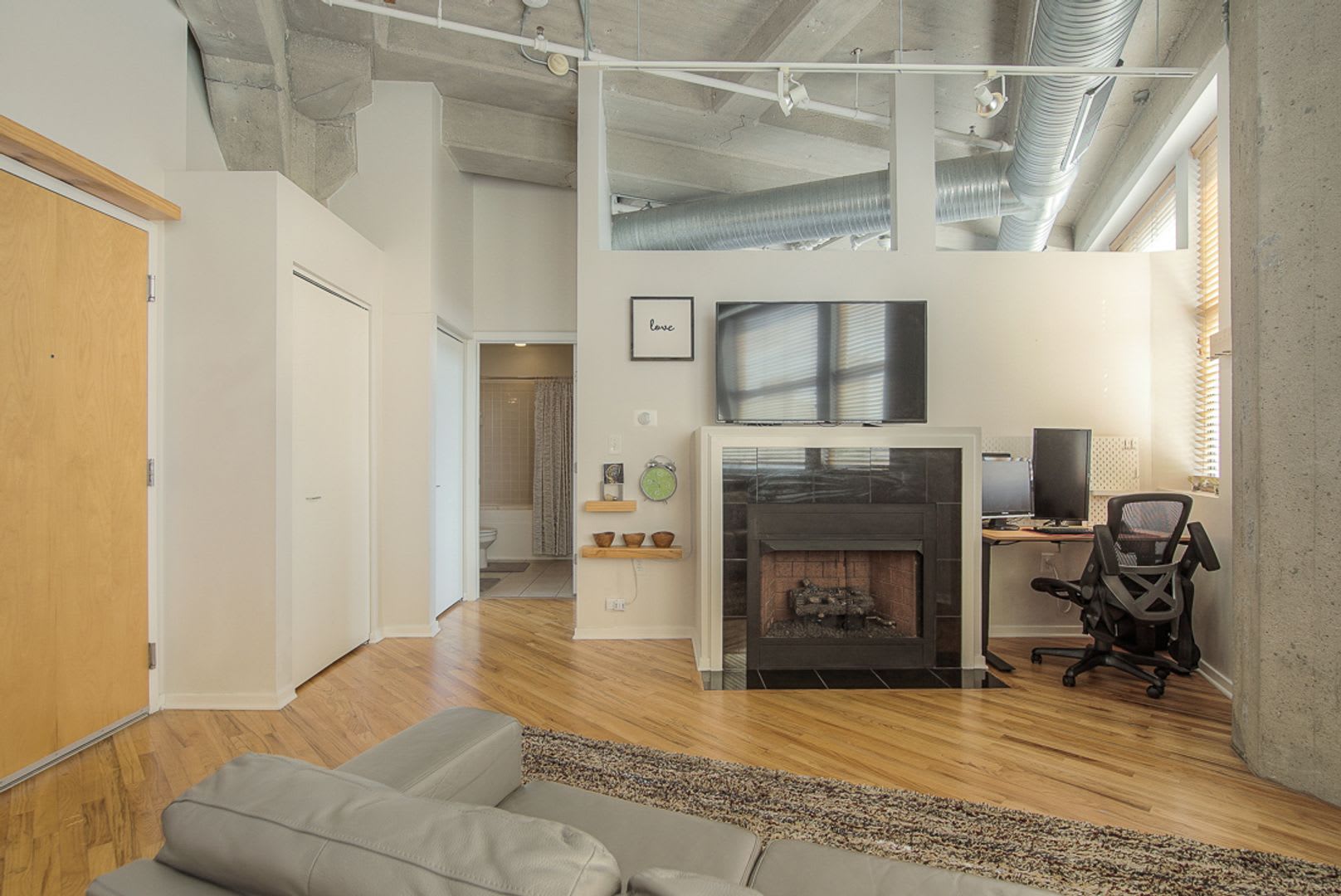 One Bedroom Unit In Wonderful Western Auto Lofts – photo 5