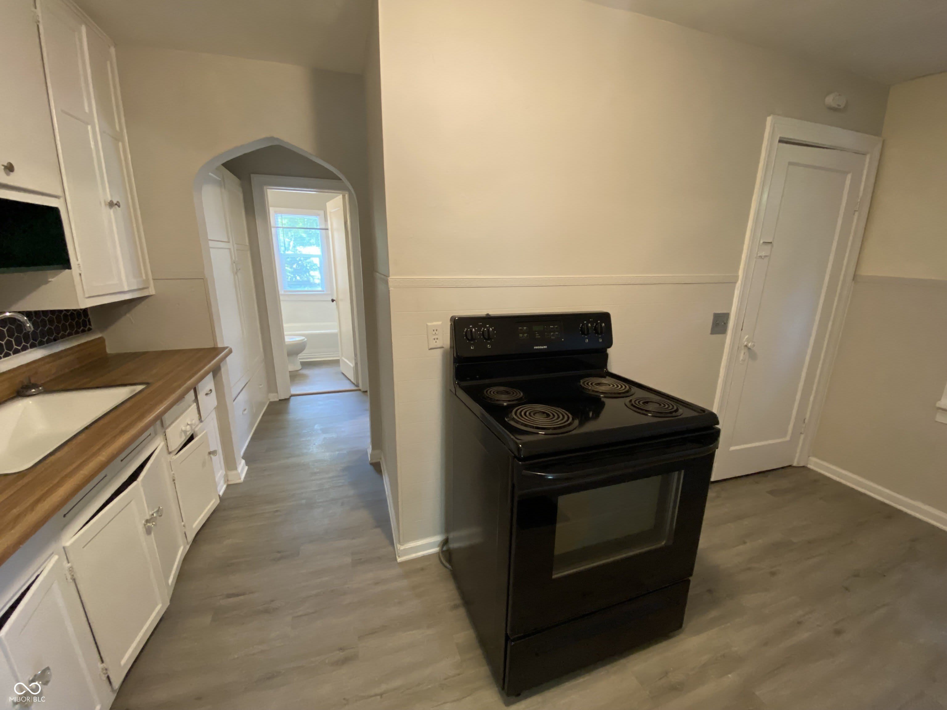 1464 N Gladstone Avenue – photo 5