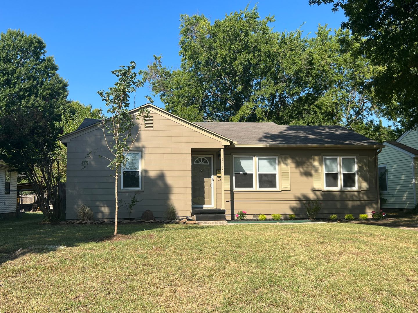 3 bedroom near Riverside Parks Trail!! – photo 1