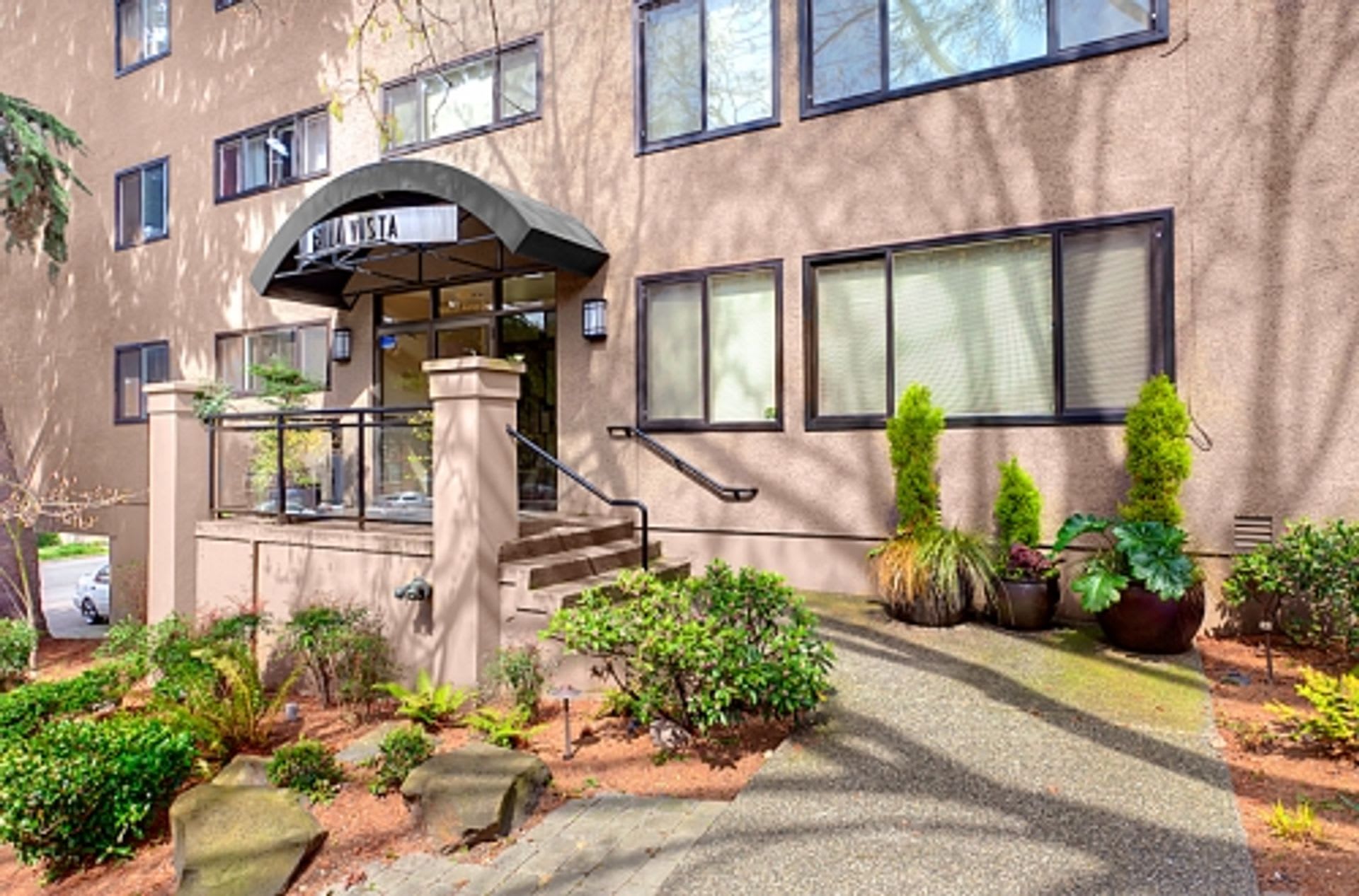 Spacious 1 bedroom, conveniently located, and available now – photo 3