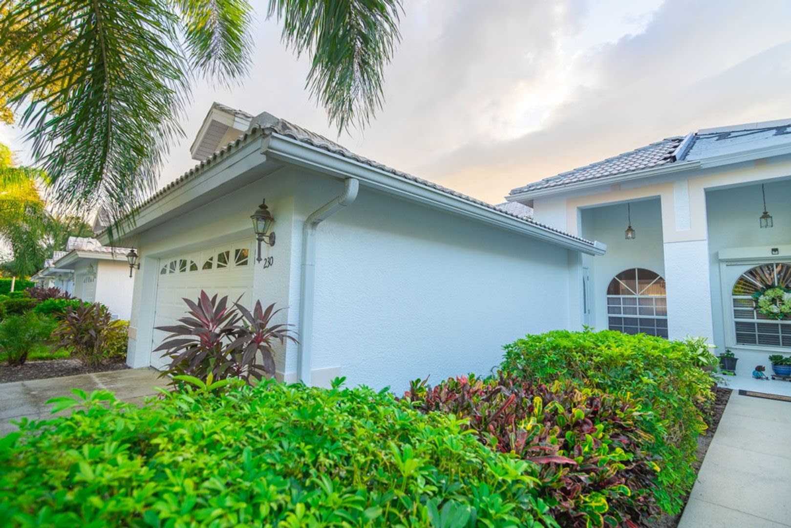 2 Bed Den 2 Bath Unfurnished Pool Home Close To Mercato Marker Lake Hidden Gem Quiet Community – photo 1