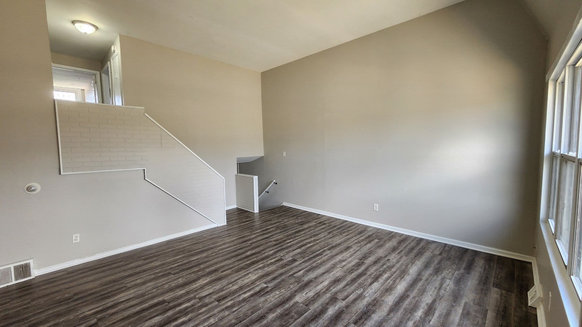 Row home with stainless appliances, central a/c, small pets ok*! – photo 5