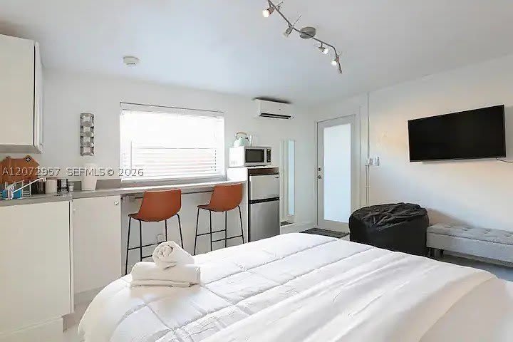1100 NE 1st Ave – photo 2